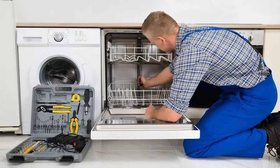 Karamürsel Finlux servisi teknisyen ekibi beyaz eşya tamiri yaparken